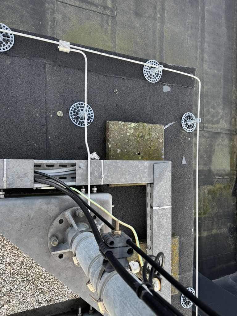 Aarding, coaxiale bekabeling en kabelgeleiding