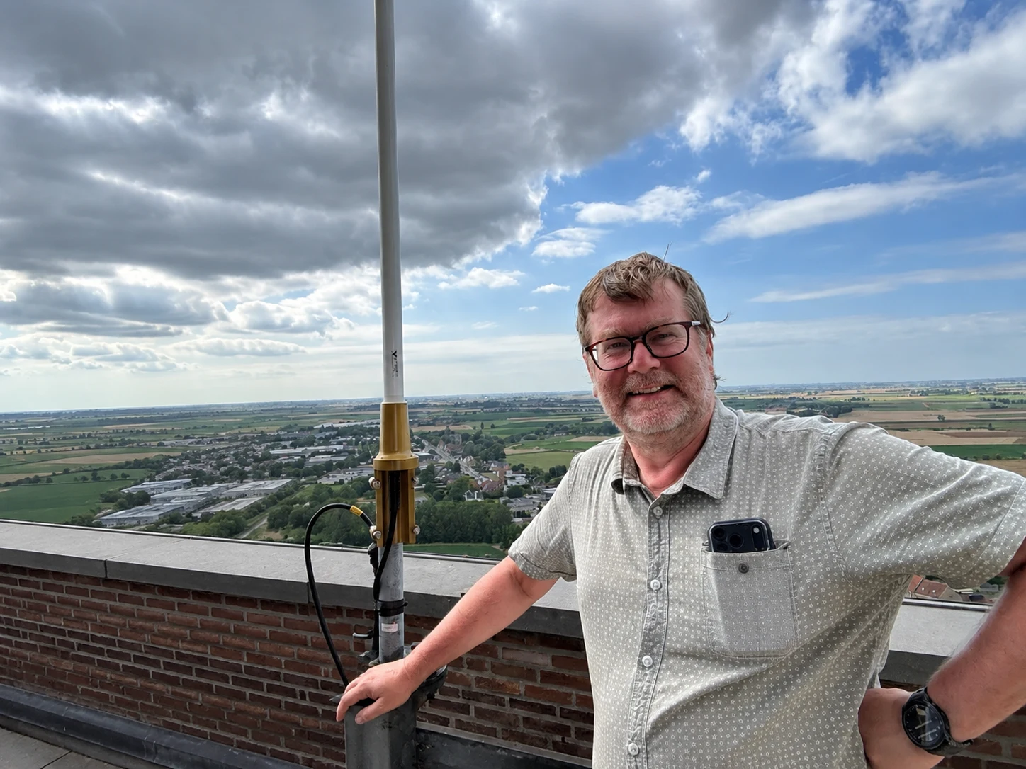 Kurt ON6BLE bij de 1/2 Golf VHF KSD antenne